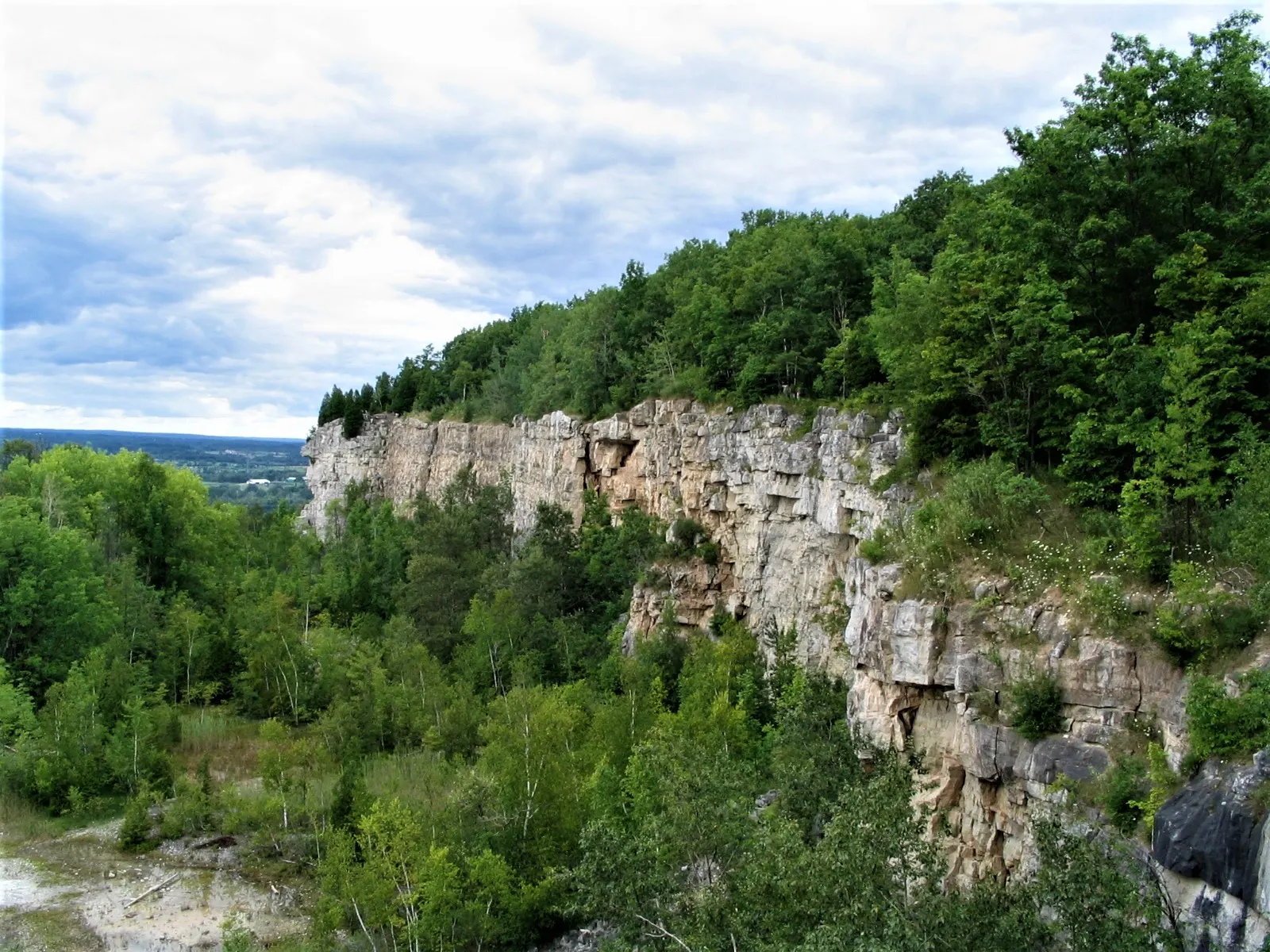 Niagara Escarpment cliffs at Kelso in Milton
